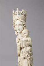 Grande SCULPTURE en ronde-bosse en ivoire à décor d'une Vierge...