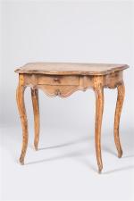 TABLE en console en bois mouluré, sculpté reposant sur quatre...