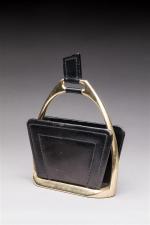 LONGCHAMP - Petit PORTE-DOCUMENT "étrier" en cuir noir et métal...