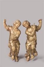 Deux importantes SCULPTURES en ronde-bosse doré à décor d'anges montrant...