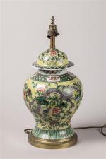 VASE couvert en porcelaine de Chine à décor polychrome de...