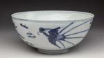 Large BOL en porcelaine à décor blanc-bleu de dragons. Chine