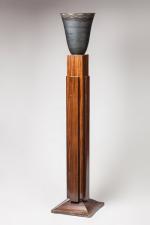 Claudius LINOSSIER (1893-1953) et Christian KRASS (1868-1957).<br />
Lampadaire avec piédestal en ébène.<br />
Vendu 22 755 €