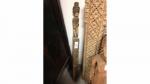 POTEAU anthropomorphe polychrome en bois. Nigéria. H. 118 cm. Manques....