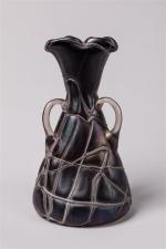 Autriche. Vase de forme conique à trois anses en verre...