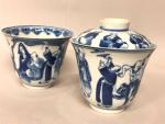 Deux COUPES en porcelaine bleu-blanc à décor de Lohan. Chine,...