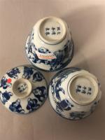 Deux COUPES en porcelaine bleu-blanc à décor de Lohan. Chine,...