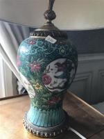LAMPE : potiche chinoise à décor de fleurs sur fond...
