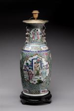 CHINE
VASE monté en lampe en porcelaine émaillée polychrome à décor...