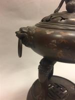 BRULE-PARFUM tripode en bronze et incrustation, prise de préhension en...