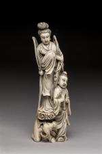 GROUPE en ivoire sculpté à décor d'une femme, d'un enfant...