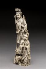 GROUPE en ivoire sculpté à décor d'une femme, d'un enfant...