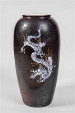 Important vase en porcelaine laquée brun foncé, la panse élancée...