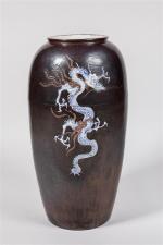 Important vase en porcelaine laquée brun foncé, la panse élancée...