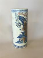 VASE cylindrique en porcelaine d'Arita décor en plychromie d'une carpe...