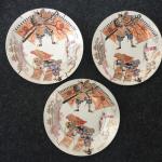 Trois assiettes en porcelaine d'Arita, à décor de Samouraïs et...