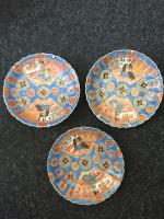 Trois assiettes en porcelaine d'Imari, à décor de médaillons en...
