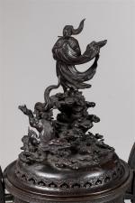 Grand BRULE-PARFUM en bronze finement ciselé à décor de dragons...