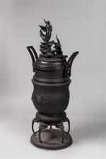 Grand BRULE-PARFUM en bronze finement ciselé à décor de dragons...