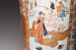 JAPON - Grand VASE en porcelaine de forme évasée à...