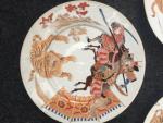Trois assiettes en porcelaine d'Arita, à décor de samouraïs chassant...