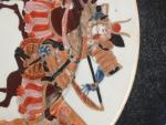 Trois assiettes en porcelaine d'Arita, à décor de samouraïs chassant...