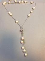 Important SAUTOIR en or gris 750/°° alterné de perles de...