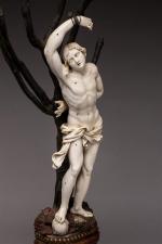 Saint Sébastien en ivoire sculpté en ronde-bosse. Debout, les mains...