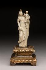 VIERGE à l'ENFANT en ivoire sculpté. Epoque XVIIème siècle. H....