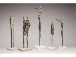 Cinq statuettes en bronze traité au naturel représentant des