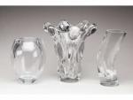 Un vase en cristal de Vannes. Signé. H. 28 cm....