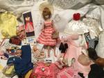 Valisette rouge " Barbie Midge ", contenant,
-Barbie Bubble Cut blonde,...
