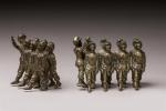 Deux groupes de soldats miniatures en bronze patiné. H. 6...