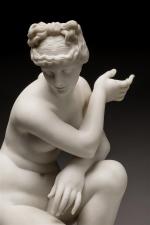 Pugi. " Femme nue assise ". Sujet en marbre blanc...