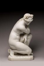 Pugi. " Femme nue assise ". Sujet en marbre blanc...