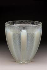 André Hunebelle (1896-1958). Vase modèle " Corolle " en verre...