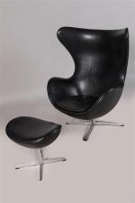 Arne Jacobsen (1902-1971)Fauteuil de repos pivotant en cuir noir modèle...