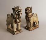 Paire de LIONS bouddhiques en céramique émaillée beige et brun....