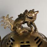 Important BRULE-PARFUM en bronze à décor des huit Bagua, posant...