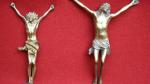 Lot de deux CHRIST crucifiés en bronze doré. XVIIème siècle....