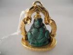 PENDENTIF en or jaune ciselé figurant Bouddha en malachite sculptée....