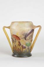 Daum Nancy Vase de forme cylindrique à deux larges anses...