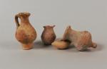 Lot de quatre vases miniatures dont un askos et trois...