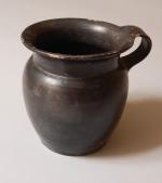 Olpé
Grande Grèce, Apulie, IVème siècle av JC
Terre cuite vernissée noire
H:...