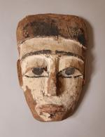 Masque de sarcophage à engobe blanc, couleur attribuée aux femmes...