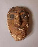 Masque de sarcophage
Egypte, Basse époque, 672-332 av JC
Bois engobé et...