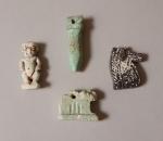 Groupe de quatre amulettes : ptah patek, amulette ouadj (en...