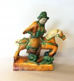 Tuile faîtière, représentant un cavalier. Chine, période Ming. H: 35,...