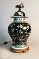 Vase couvert en porcelaine et émaux de la famille noire,...