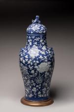 Important vase couvert en porcelaine de forme balustre, à décor...